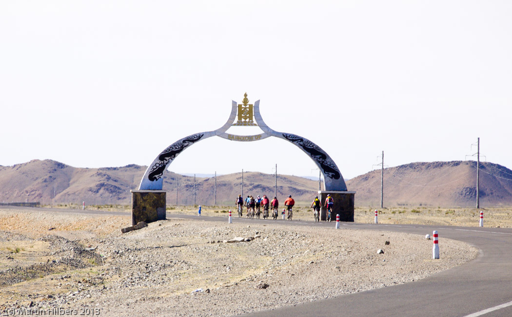 Mongolia: 14/6 Bayankhongor - Khairkhandulaan (sum) / Leaving Bayankhongor. Click to see full size image