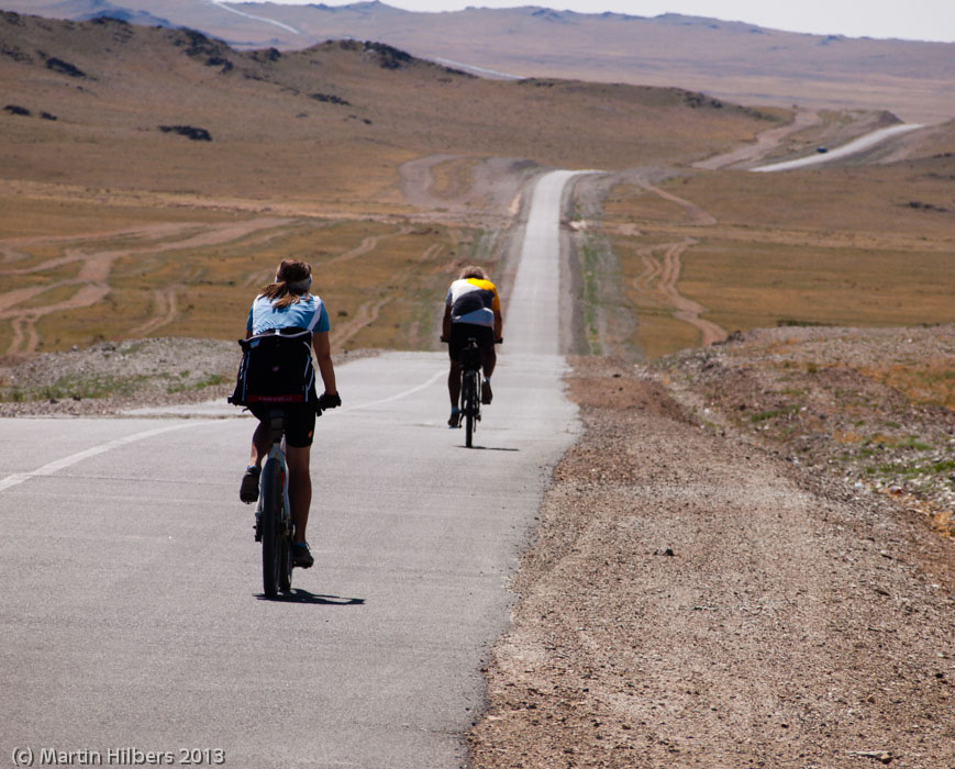 Mongolia: 14/6 Bayankhongor - Khairkhandulaan (sum) / Long road ahead. Click to see full size image