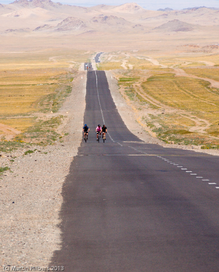 Mongolia: 14/6 Bayankhongor - Khairkhandulaan (sum) / Long road behind. Click to see full size image