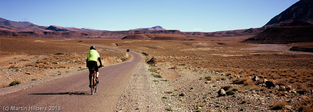 Morocco High Atlas and Jebel Sahro: 28/3 Tamtattouchte - Agoudal / Setting out to Aboudal. Click to see full size image