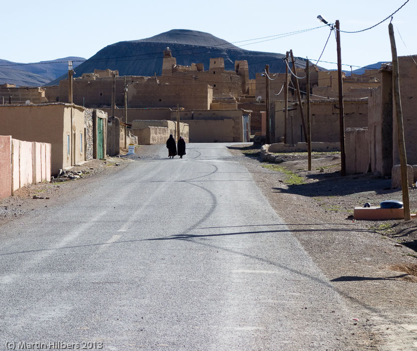 Morocco High Atlas and Jebel Sahro: 28/3 Tamtattouchte - Agoudal / On the streets of Agoudal. Click to see full size image