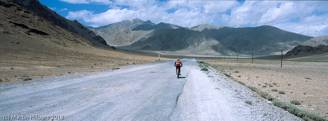 Pamirs : Bash Gumbez - Murghab / Riding towards Murghab. Click to see full size image