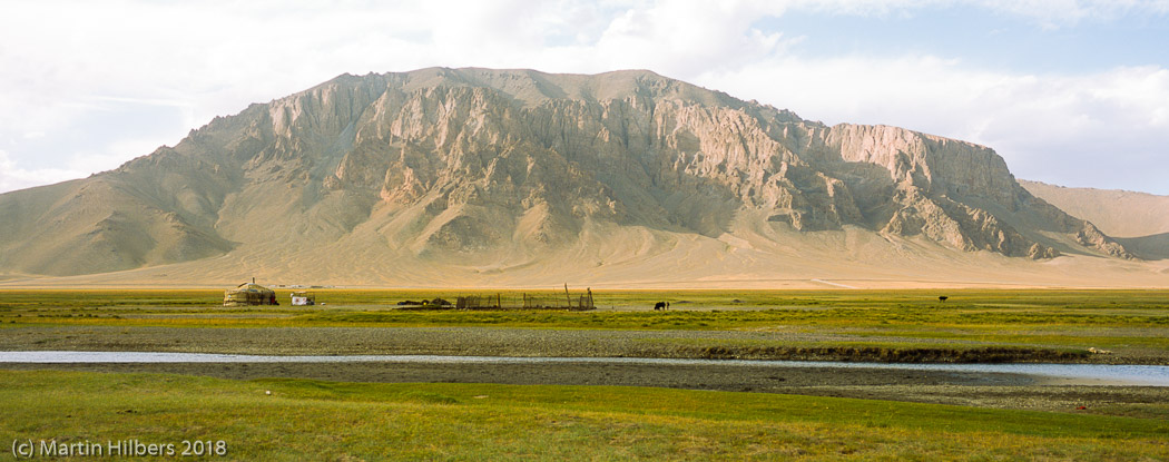 Pamirs : Buzun Kul - Bash Gumbez / Ayers Rock, Tajikistan. Click to see full size image