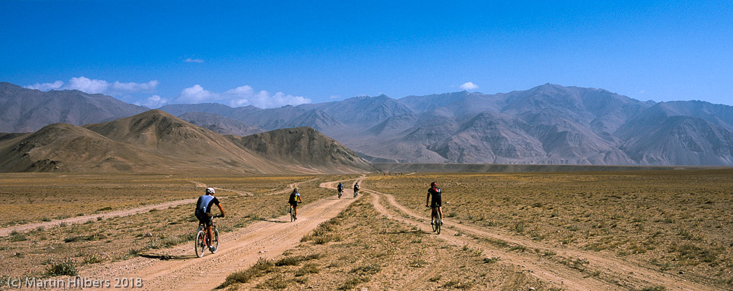 Pamirs : Buzun Kul - Bash Gumbez / Riding into the backcountry. Click to see full size image