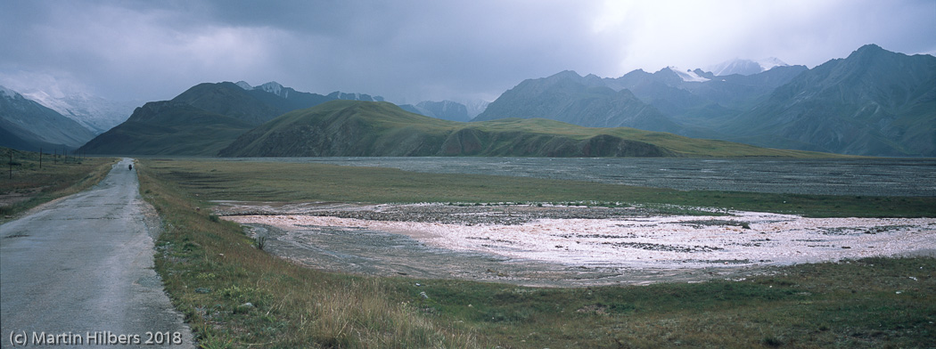 Pamirs : Kara Kul - Sary Tash / At bottom of Kizil Art pass. Click to see full size image