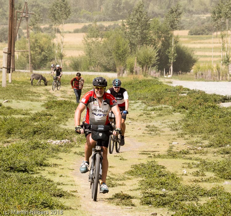 Pamirs : Yamchun - Langar / Avoiding bad gravel. Click to see full size image