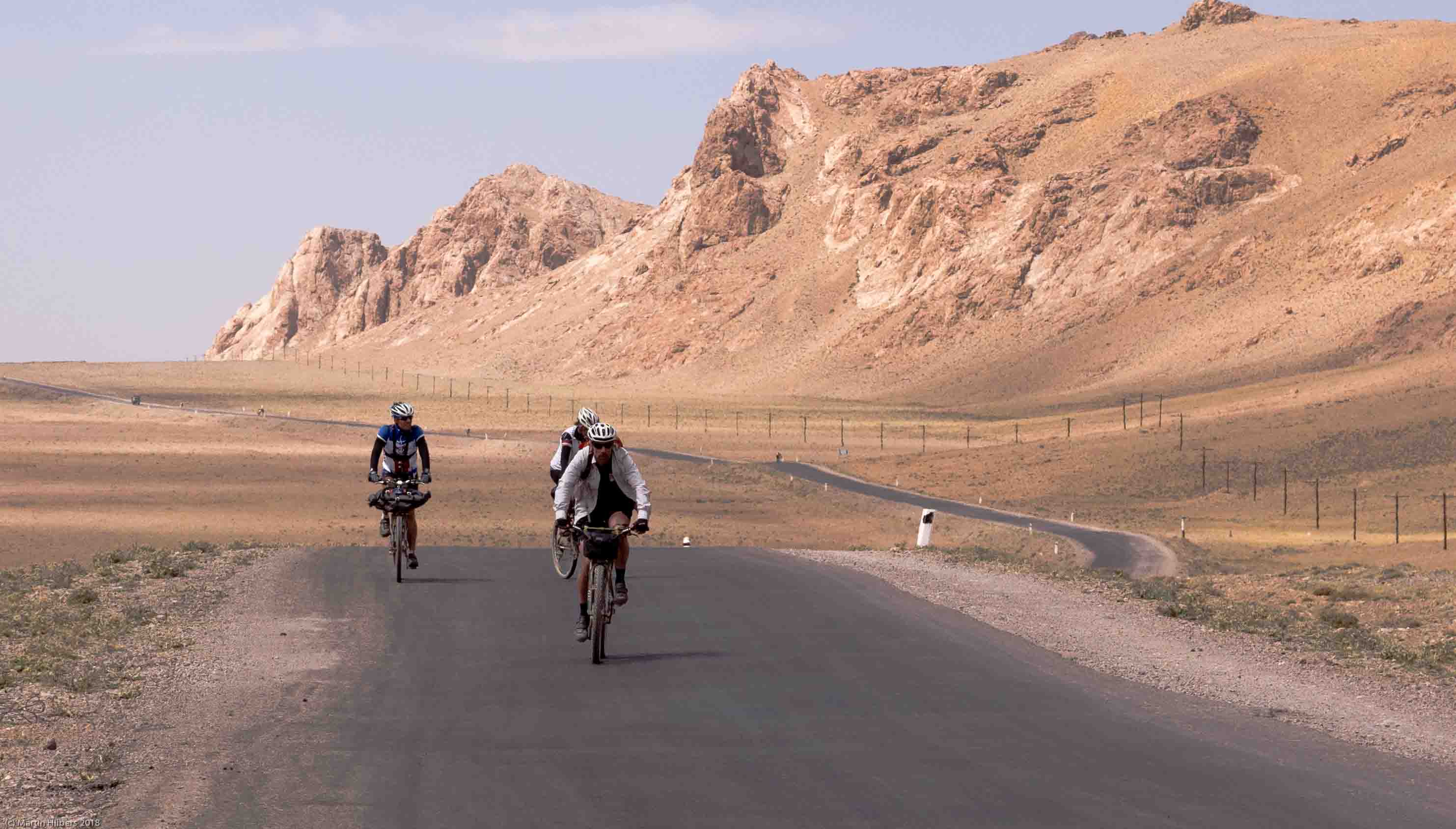 Pamirs : Bash Gumbez - Murghab / Descending from Niezatash Pass. Click to see full size image