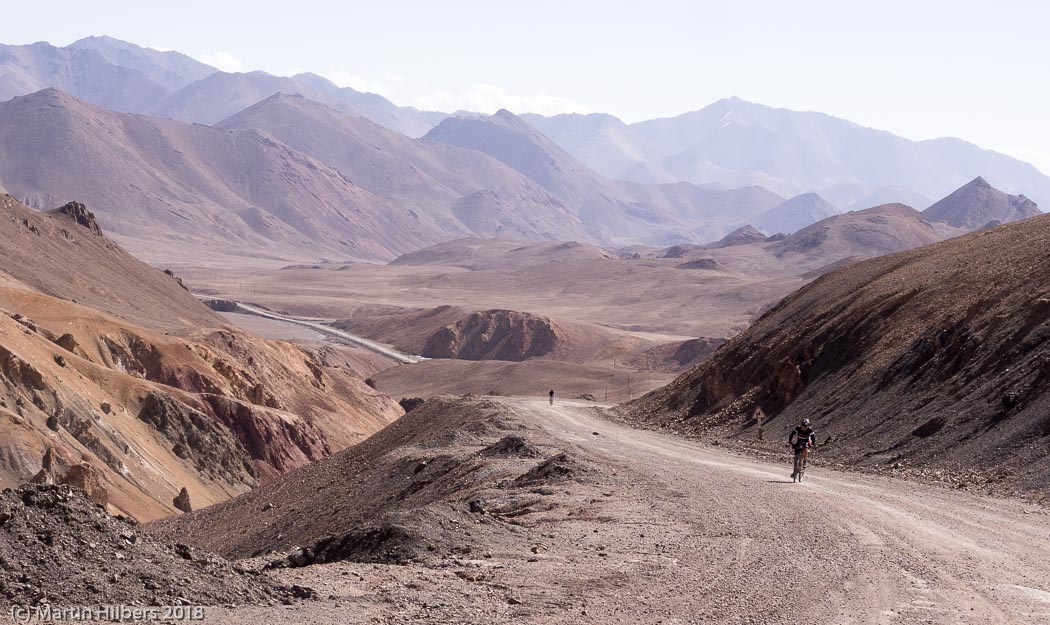 Pamirs : Akbaital - Kara Kul / Final climb to Ak Baital. Click to see full size image