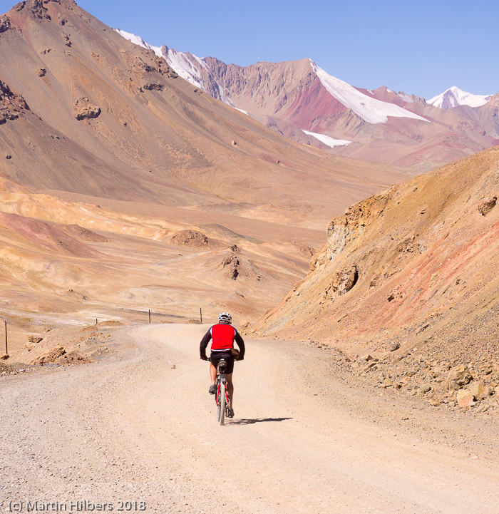 Pamirs : Akbaital - Kara Kul / Descending from Ak Baital. Click to see full size image