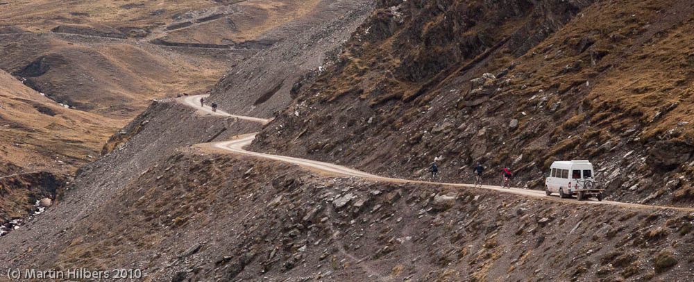 Peru: 4/9 Calca - Lares / Climbing on the road to Lares. Click to see full size image