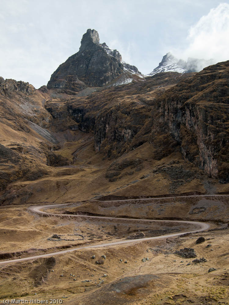 Peru: 4/9 Calca - Lares / Hairpins in climb to Lares. Click to see full size image