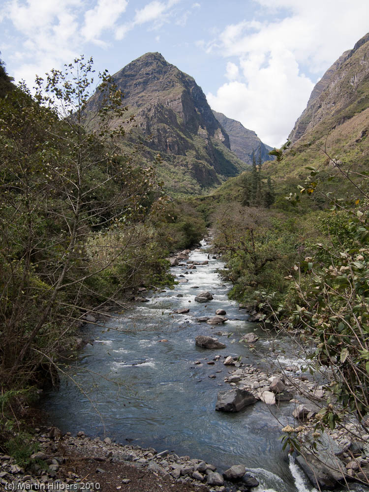 Peru: 5/9 Lares - Quebrada Honda / Stream in jungle. Click to see full size image
