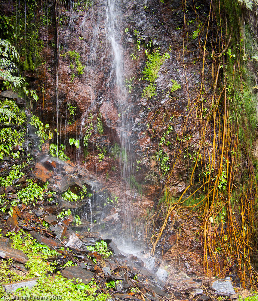 Peru: 5/9 Lares - Quebrada Honda / Roadside waterfall. Click to see full size image