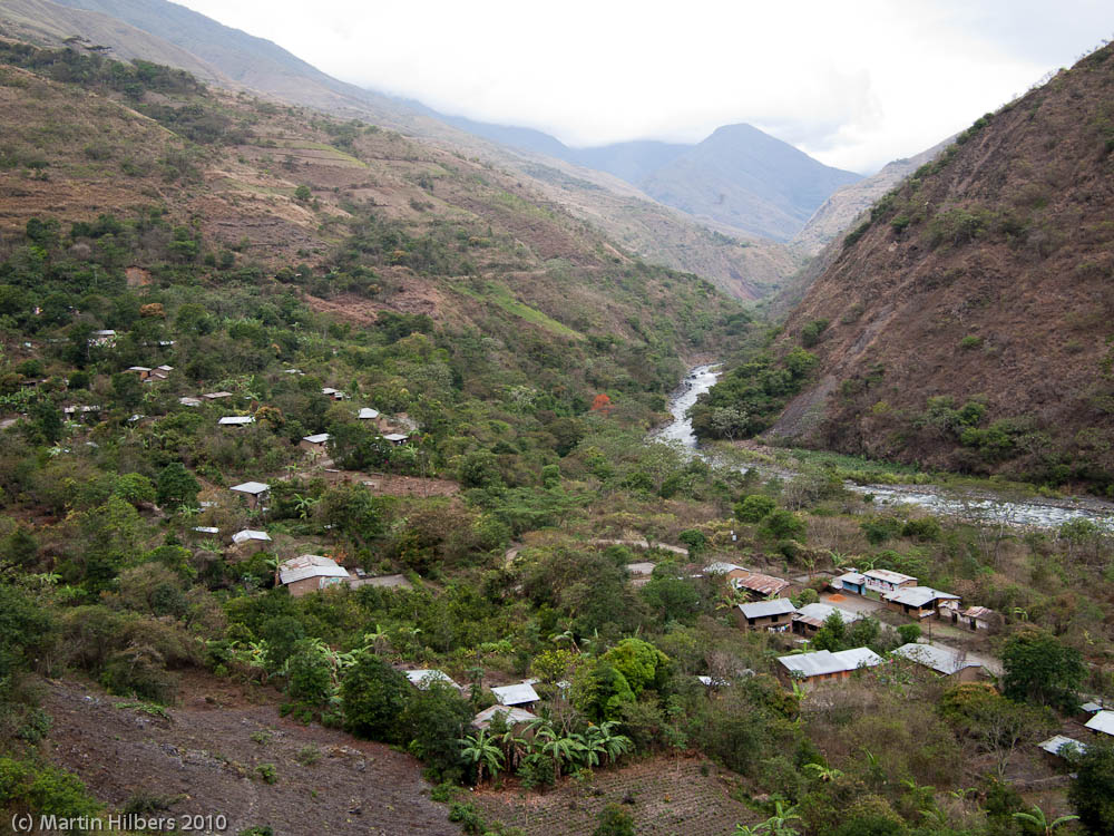 Peru: 5/9 Lares - Quebrada Honda / Jungle village near Colca. Click to see full size image