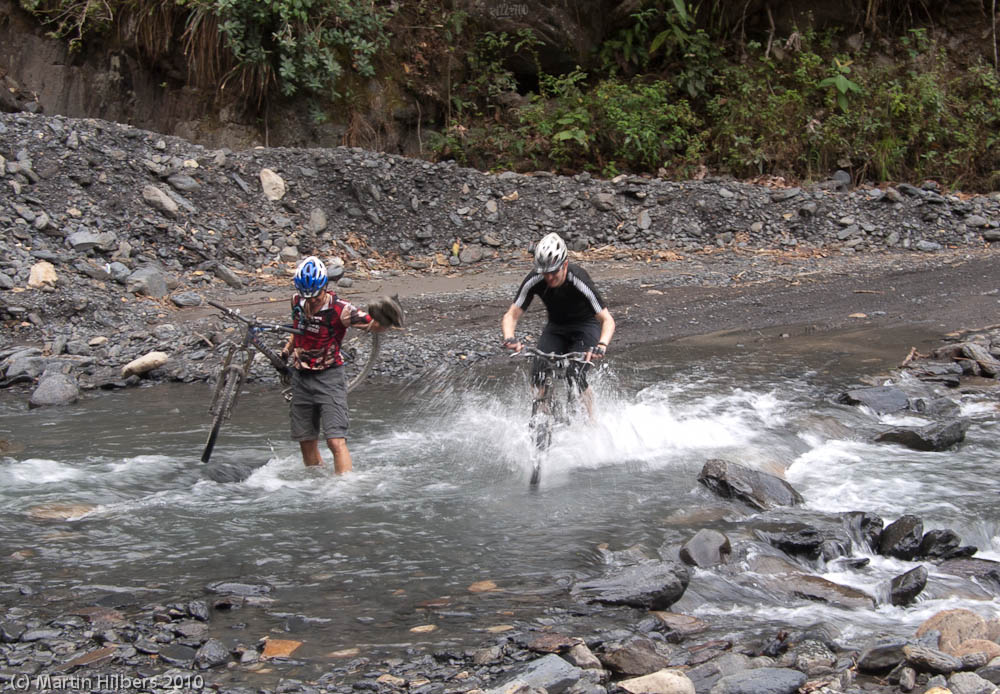 Peru: 5/9 Lares - Quebrada Honda / Crossing a ford. Click to see full size image