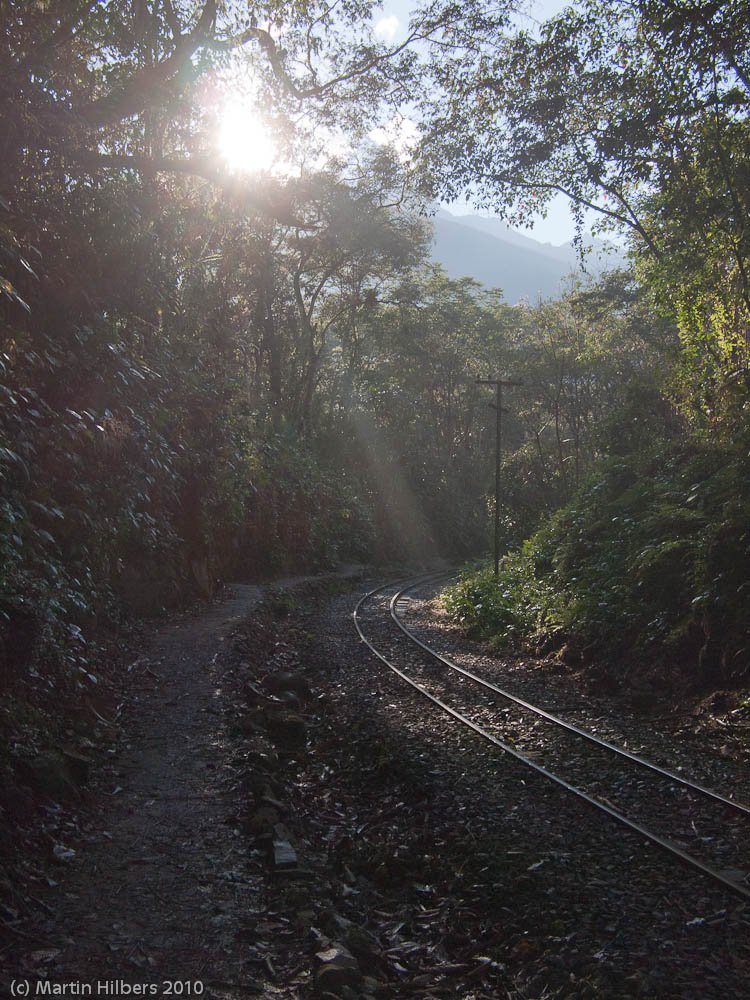 Peru: 8/9 Walk to Machu Picchu / Footpath towards Machu Picchu. Click to see full size image