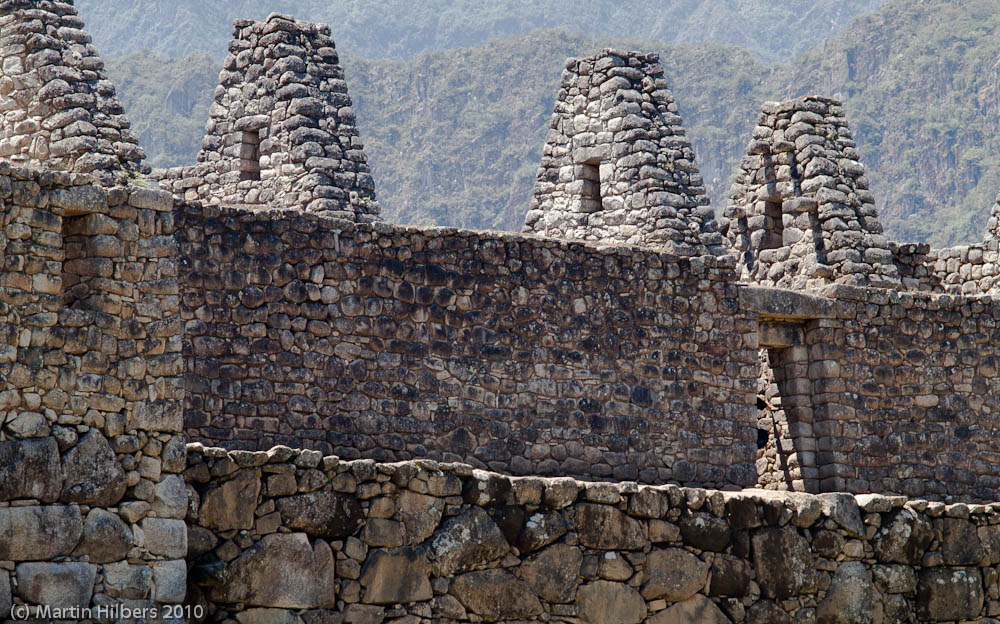 Peru: 8/9 Walk to Machu Picchu / Inca houses. Click to see full size image