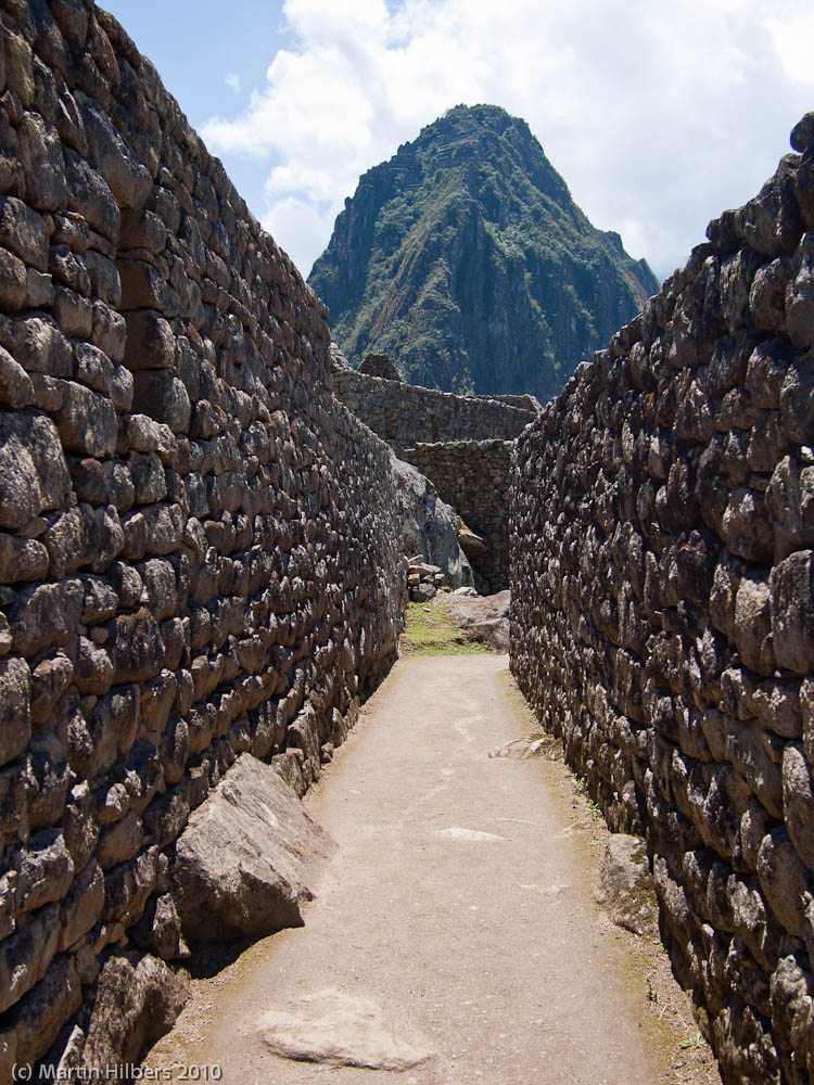Peru: 8/9 Walk to Machu Picchu / Machu Picchu Alley. Click to see full size image