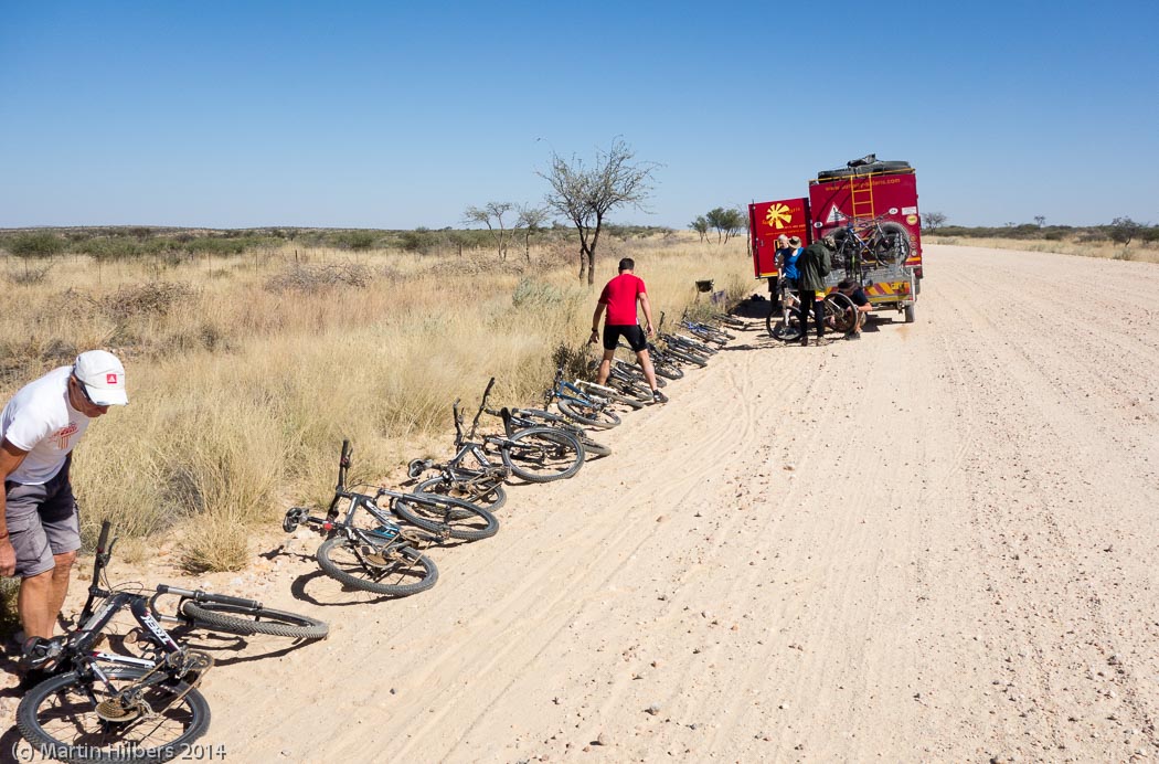Victoria Falls - Cape Town: 26/5 Windhoek - Rooisand / Getting bikes ready. Click to see full size image