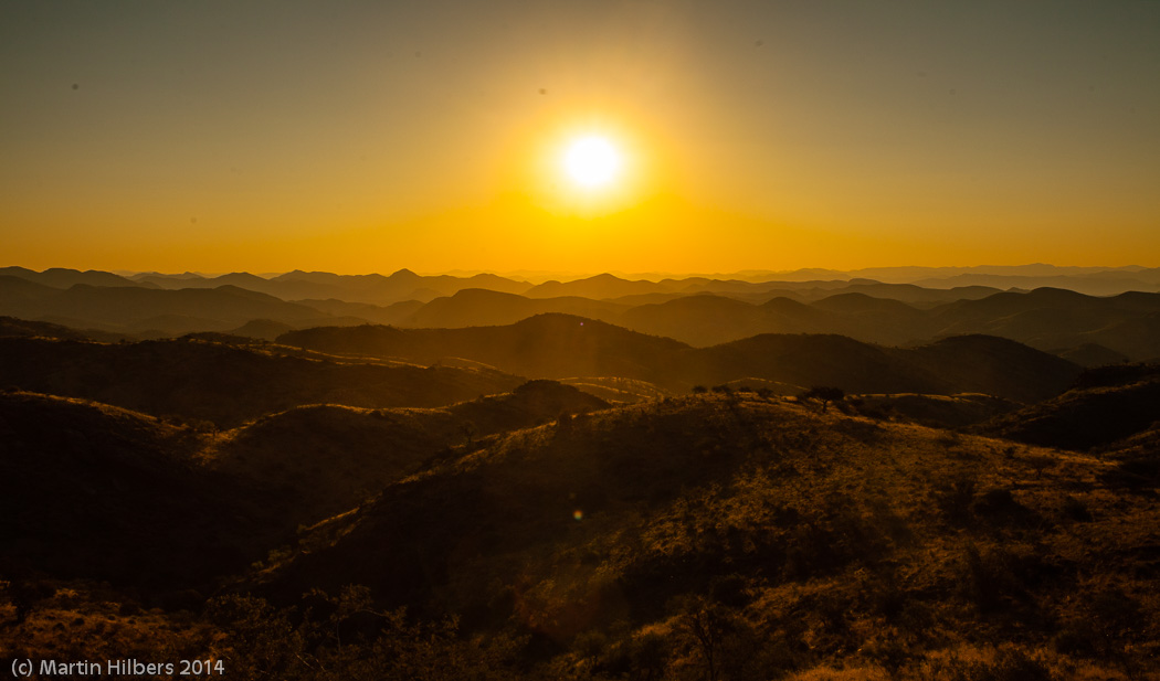 Victoria Falls - Cape Town: 26/5 Windhoek - Rooisand / View after Gamsberg Pass. Click to see full size image